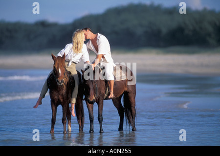 54 L'Australie à cheval sur deux chevaux sur la plage Banque D'Images