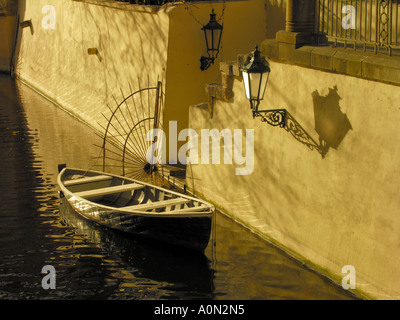 Bateau à rames sur un canal à Prague, République tchèque. Banque D'Images