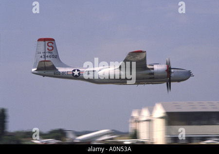 Douglas A-26C Invaderin les marquages de l'US Air Force de faire un passage à basse altitude à la Coventry Ailes de la victoire de l'aéronautique Banque D'Images