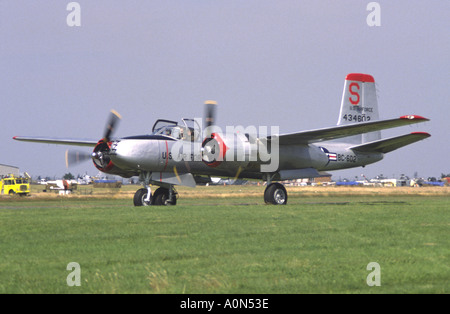 Douglas A-26C Invader dans les marquages de l'US Air Force à la circulation au sol les ailes de la victoire de l'aéronautique de Coventry Banque D'Images