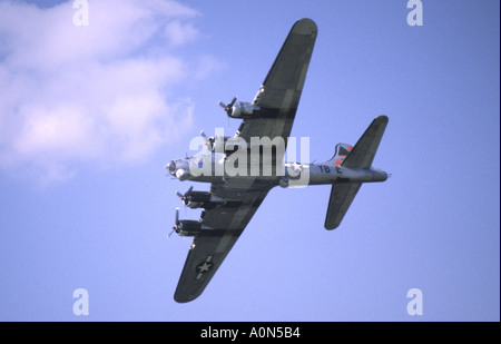 Boeing B-17G Flying Fortress Sally B Ginger Rogers survoler l'aéroport de Coventry Afficher Banque D'Images