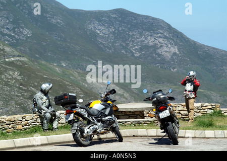 Deux motocyclistes prendre un repos et une séance photo sur l'Outeniqua Pass près de George Western Cape Afrique du Sud RSA Banque D'Images