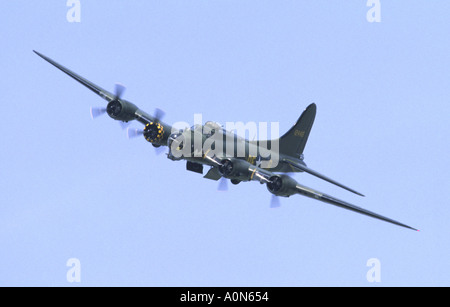 Boeing B-17G Flying Fortress Sally B survoler l'aéroport de Coventry Afficher Banque D'Images