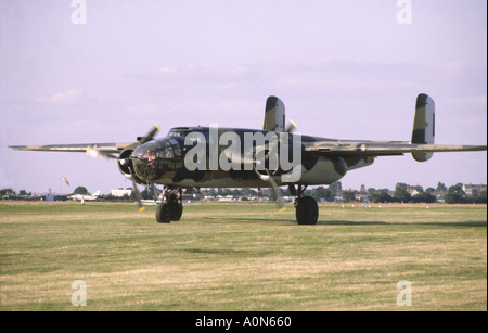 North American B-25J Mitchell bomber en couleurs de l'USAAF taxiing at Coventry Airshow Banque D'Images