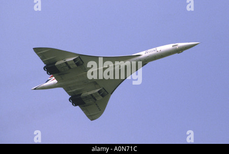 Avion, concorde de British Airways, de survoler l'aéroport de Coventry Afficher Banque D'Images