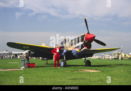 Curtiss P40M Kittyhawk RAF en camouflage dessert l'objet d'entretien avant le vol à ailes de la victoire de l'aéronautique de Coventry Banque D'Images