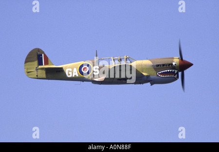 Curtiss P40M Kittyhawk en dessert un camouflage de la RAF au défilé aérien de la victoire de l'aéronautique Ailes Coventry Banque D'Images