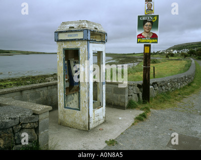 Eire weathered cabine téléphonique et des affiches électorales Banque D'Images