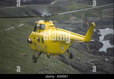 Westland Whirlwind RAF Air Sea Rescue helicopter sur un vol d'entraînement sur Baggy Point, baie de Croyde, Devon. Banque D'Images