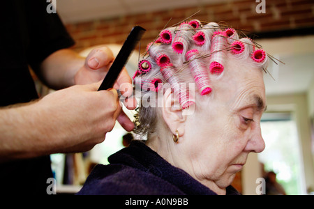 Dame 70s 80s à coiffeurs traditionnels England UK Banque D'Images