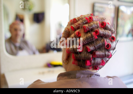 Dame 70s 80s à coiffeurs traditionnels England UK Banque D'Images