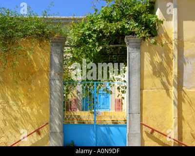 Port d'AGIOS NIKOLAOS, Crète, Grèce Porto KRETA Griechenland CRETIAN typique maison de la rue jaune bleu blanc vert housedoor Banque D'Images