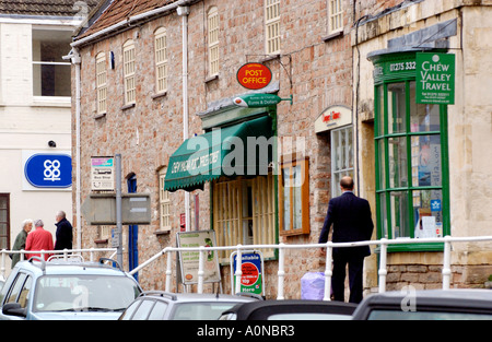 Commerces et parking dans le centre du village de Chew Magna près de Bristol England UK Banque D'Images