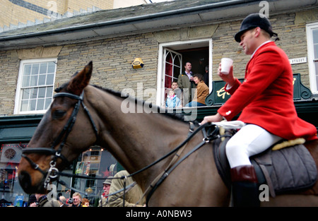Golden Valley Hunt assembler à l'horloge de la ville Square à Hay-on-Wye Powys Pays de Galles UK GO regardé par la fenêtre de l'étage de supporters Banque D'Images