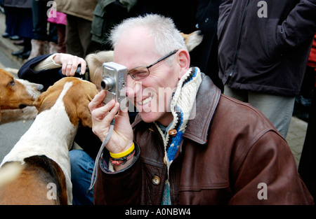 Golden Valley Hunt assembler à l'horloge de la ville Square à Hay-on-Wye Powys Pays de Galles UK GO supports photographie hounds closeup Banque D'Images