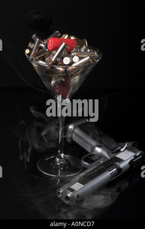 Martini verre rempli de balles et semi automatique sur fond noir Banque D'Images