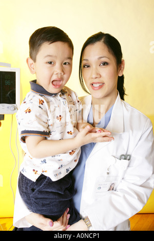 Jeune patient heureux de voir sa mère ou médecin pédiatre préféré. Ou, peut-être que c'est de prendre votre enfant à jour de travail. Banque D'Images