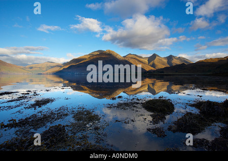 Les cinq Sœurs de Kintail reflète dans Loch Duich Wester Ross Scotland UK Banque D'Images