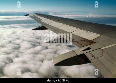Regarder hors d'une fenêtre de l'avion Banque D'Images