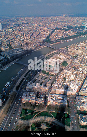 Vue de la Tour Eiffel Paris France avec la Seine à la North West et Basilique du Sacré Coeur de Montmartre dans la distance Banque D'Images