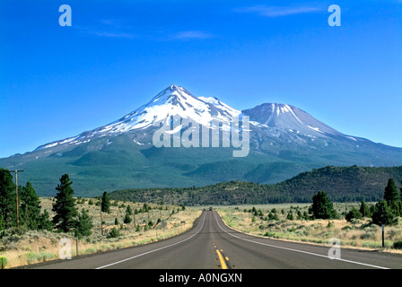 Des sommets enneigés des volcans en sommeil Mt Shasta près de lutte contre les mauvaises herbes dans le comté de Siskiyou en Californie Banque D'Images