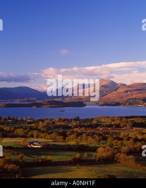 Gartocharn, West Dunbartonshire, Ecosse, Royaume-Uni. Vue depuis la colline de Duncryne à Loch Lomond et Ben Lomond Banque D'Images