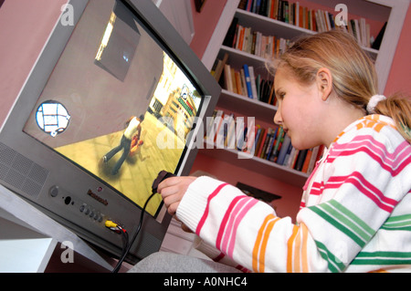 Jeune fille jouant du certificat 18 violents rated ordinateur jeu Grand Theft Auto sur console Playstation de Sony, England, UK Banque D'Images