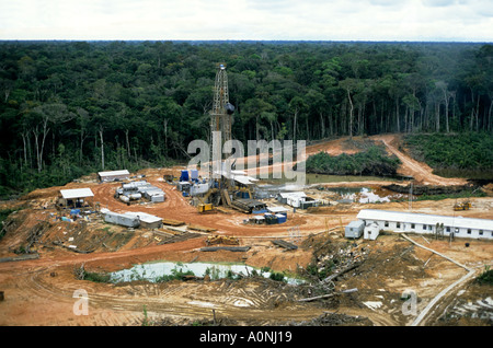 Caraoari, l'état d'Amazonas, au Brésil. Vue aérienne du site d'exploration pétrolière Petrobras dans la forêt tropicale. Banque D'Images