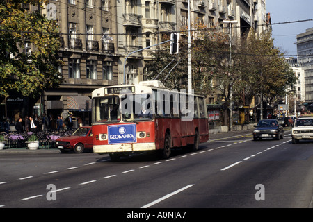 Belgrade, Serbie, Yougoslavie. Rue animée - bus, voitures ; les bâtiments en arrière-plan. Banque D'Images