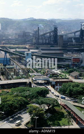 Volta Redonda, Brésil. Vue de haut de l'Usina Presidente Vargas, plus grande usine de Companhia Siderúrgica Nacional CSN steelworks site de l'usine. Banque D'Images