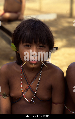 L'État de Roraima, Paapiu, au Brésil. Fille avec des Indiens yanomamis percés bouche ornée de tiges de bambou fendu, décorations de l'oreille de plumes Banque D'Images