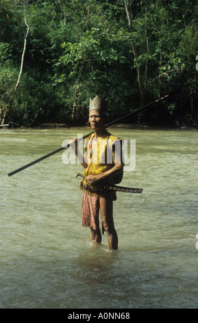 Chef Dayak en tenue de cérémonie avec sarbacane et l'épée près de la rivière Rajang Malaisie Sarawak Banque D'Images