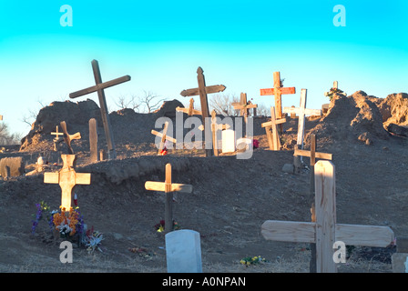 Plusieurs croisements dans Native American Indian Cemetery Nouveau Mexique USA Banque D'Images