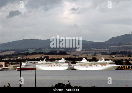 Les écrans de haute mer amarrés dans l'estuaire du Firth of Forth en Écosse UK Banque D'Images