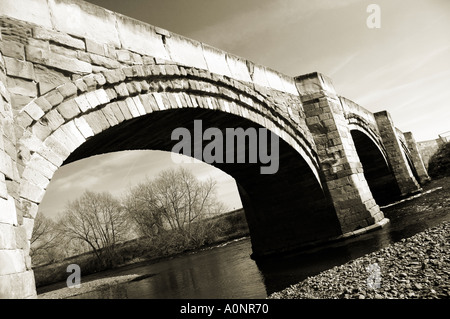 Vieux pont de pierre sur une rivière à Bangor sur Dee Pays de Galles Banque D'Images