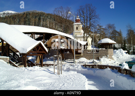 Le Corbier Station de Ski de Slovaquie et de l'église au centre du village d'hiver, Donovaly Banque D'Images