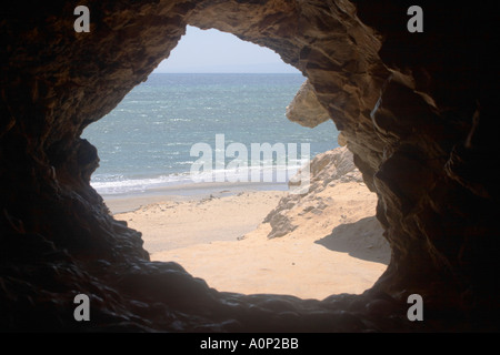 Une grotte surplombant la plage de Hammam Faraon Pharaon s Hot Springs Western Sinaï Égypte Banque D'Images