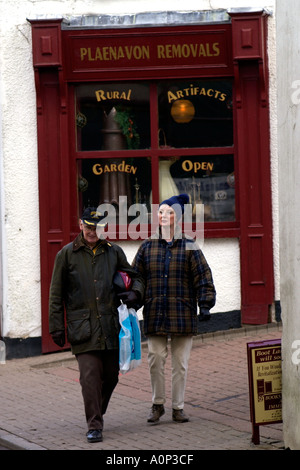 Visiteurs marchant à travers la ville de Gwent Torfaen Blaenavon South Wales UK Banque D'Images