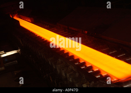 Convoyeur à rouleaux avec de l'acier en bandes à chaud du laminoir à chaud à Port Talbot Corus steelworks Wales UK Banque D'Images