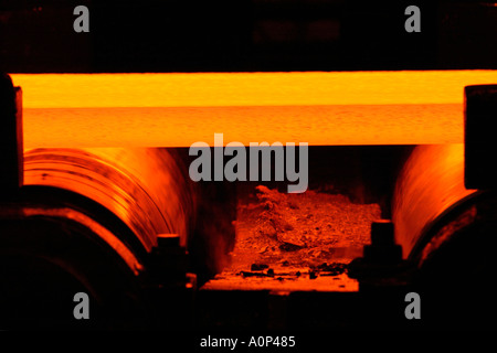 Convoyeur à rouleaux avec de l'acier en bandes à chaud du laminoir à chaud à Port Talbot Corus steelworks Wales UK Banque D'Images