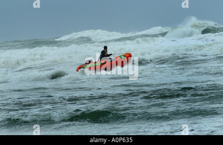 Le bateau de sauvetage de surf à Piha beach Piha Nouvelle Zélande Banque D'Images