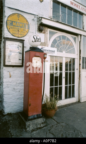 Pompes à essence de la chaussée St Mawes Cornwall en Angleterre Angleterre Europe Grande-bretagne GO Banque D'Images