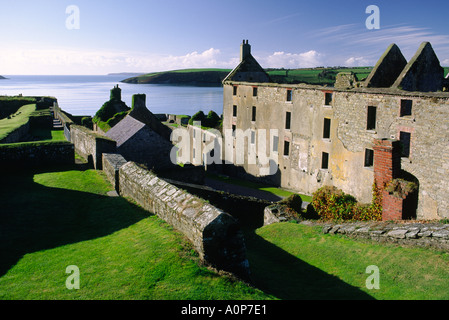 Charles Fort, Kinsale, dans le comté de Cork, Irlande. En regardant vers le sud jusqu'à l'extérieur de la bouche de Kinsale harbour et Charles Bastion. Banque D'Images