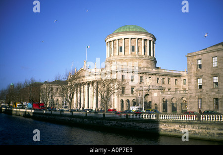 Dublin. Les quatre Cours en s'appuyant sur la rivière Liffey, dans la ville de Dublin, en Irlande. Banque D'Images
