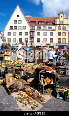 Animé et l'ambiance médiévale,marché artisanal en costume est une importante aire d'attraction touristique de la place principale de la vieille ville de Tallinn Banque D'Images