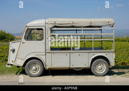 La vue latérale d'une vieille Citroen h-van van, Provence, France Banque D'Images