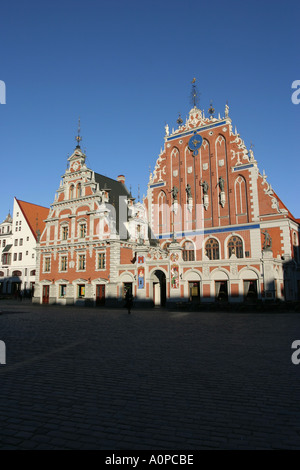 St Peters Church et de la Chambre des points noirs dans l'ancienne place de la mairie à Riga Lettonie Banque D'Images