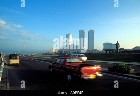 Traffic à Colombo avec les tours jumelles dans le contexte Sri Lanka Banque D'Images