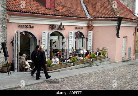 Café dans la vieille ville de Tallinn Estonie Banque D'Images