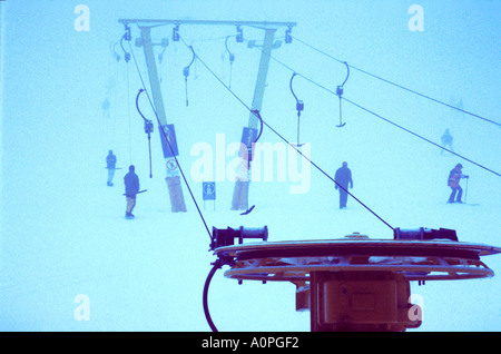 SYSTÈME DE CHAISES DE SKI ET SKIEURS SUR UN SKI TURC BRUMEUX PENTE Banque D'Images